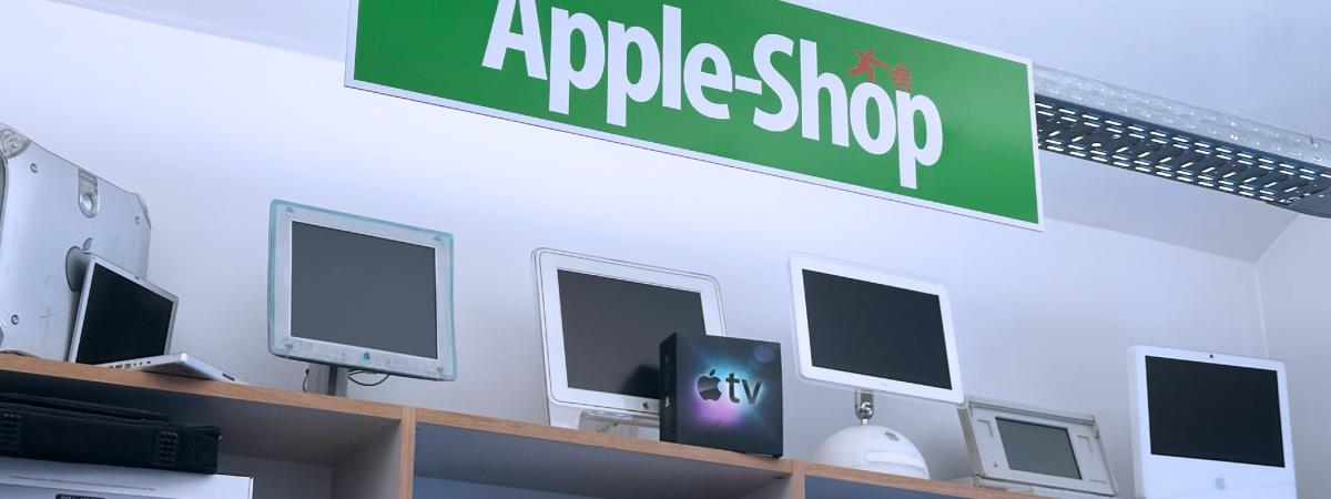 Ein Regal mit alten Apple Mac Modellen im Tools at Work Apple Shop