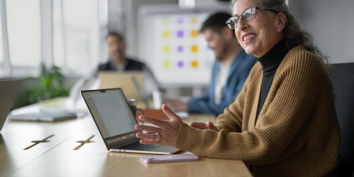 Die Leiterin einer Bildungseinrichtung bei einer Besprechung