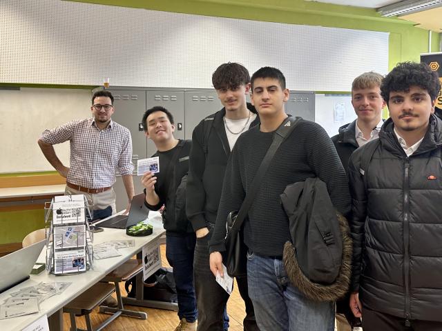 Schüler der HTL Wien West mit Alen Stojkovic am Stand von Tools at Work anlässlich des Karrieretages