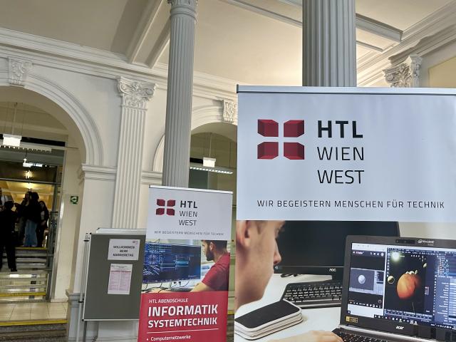 Der Eingangsbereich der HTL Wien West anlässlich des Karrieretages, an dem Tools at Work erfolgreich teilnahm