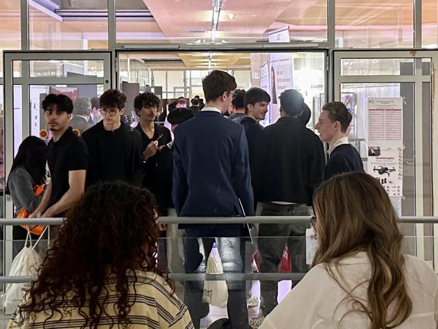 Schülerinnen und Schüler am Karrieretag der HTL Wien West, an dem Tools at Work erfolgreich teilnahm