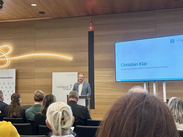 Ein Referent bei der Publikumsdiskussion im Parlament