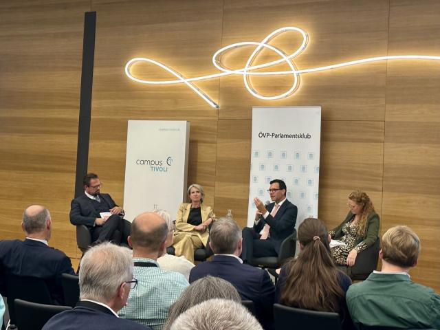 Die Teilnehmerrunde bei der Podiumsdiskussion im Parlament