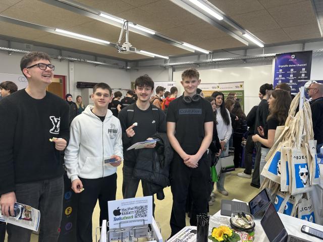 Eine Gruppe von Schülern der HTL Spengergasse bei der Verkostung der Fruchtgummis