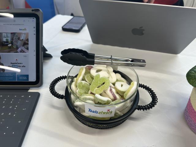 Eine Schale mit sauren Apfel-Fruchtgummis als Tools at Work Werbegeschenk