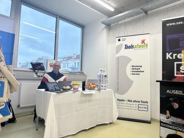 Michael Reichel am Stand von Tools at Work beim HTL Spengergasse Firmeninfotag