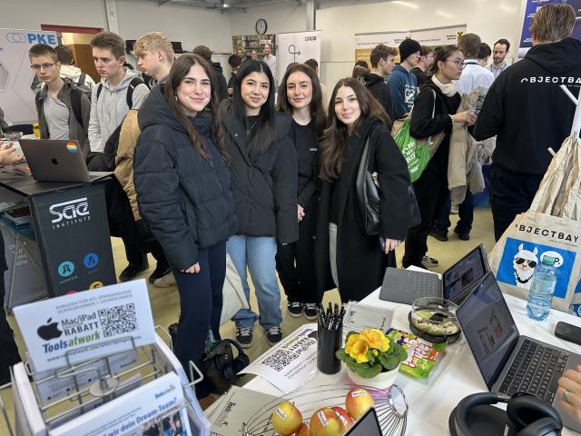 Vier Schülerinnen der HTL Spengergasse am Stand von Tools at Work
