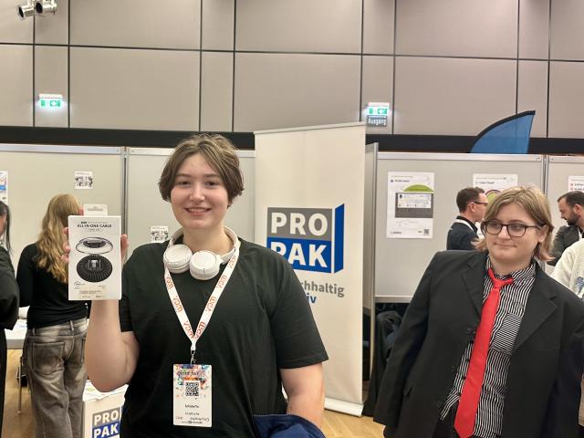 Schüler:innen beim Tools at Work Stand anlässlich der Print Fair auf der Graphischen