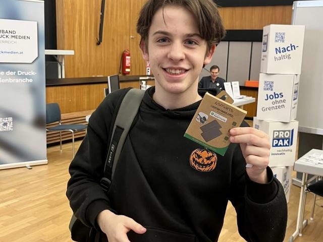 Ein Gewinner beim Tools at Work Gewinnspiel im Rahmen der Print Fair 2025 an der Graphischen