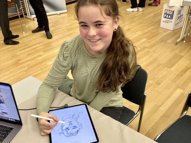 Eine Schülerin der Graphischen beim Zeichnen Ihres Portrait auf dem iPad am Stand von Tools at Work bei der Print Fair 2025