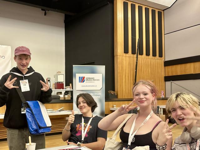 Schüler:innen der Graphischen bei der Teilnahme am Tools at Work Gewinnspiel