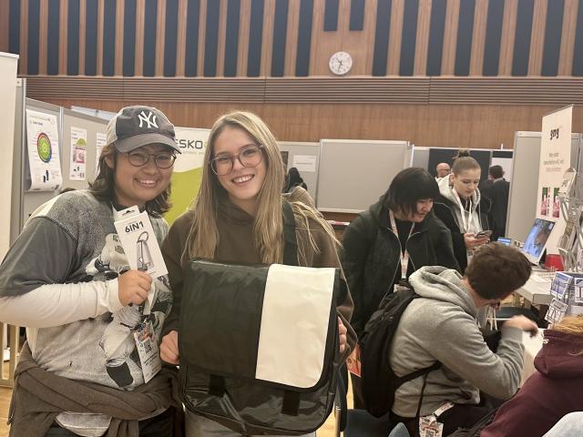 Zwei Gewinnerinnen des Tools at Work Gewinnspiels anlässlich der Print Fair 2025