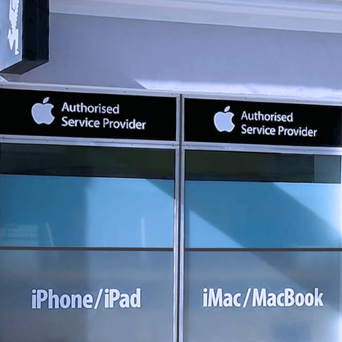 Die Fassade der Tools at Work Apple Serviceabteilung mit der Zertifizierung als Apple Authorised Service Provider