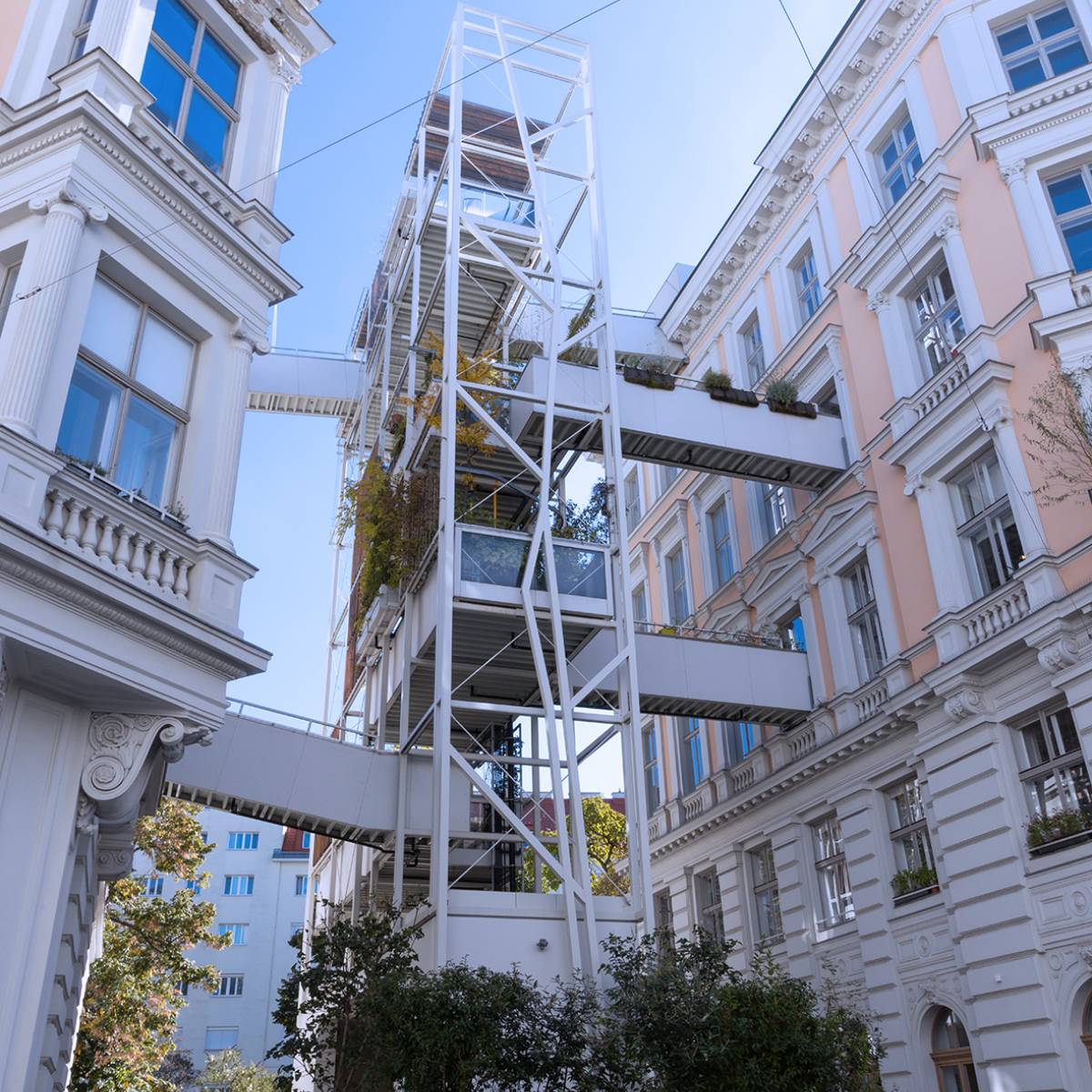Der Turm neben dem Tools at Work Apple Shops in der Wiener Zirkusgasse 40