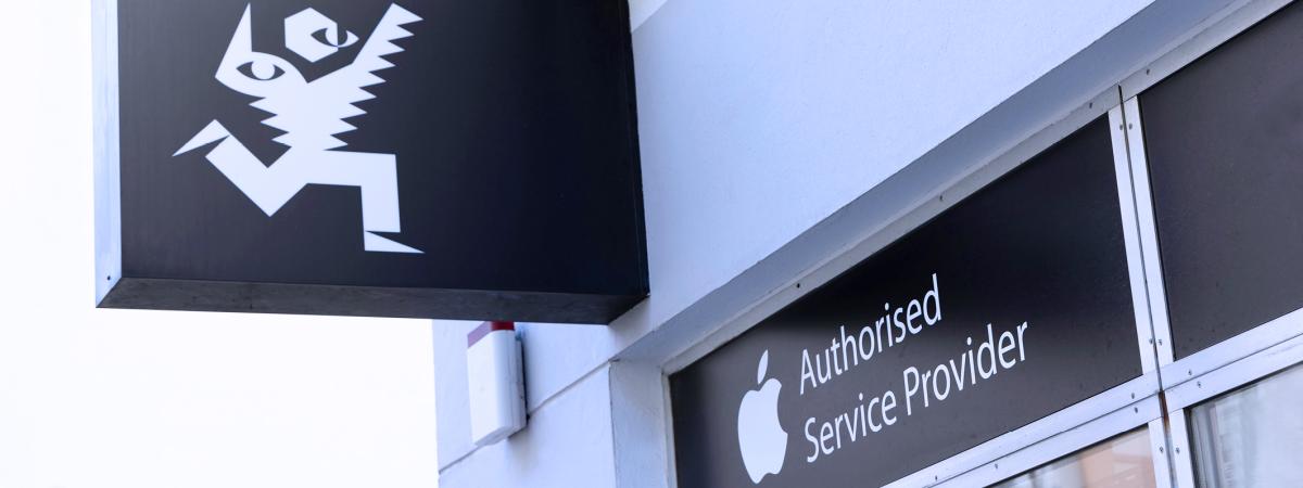 Das Firmenschild der Tools at Work Serviceabteilung mit der Zertifizierung als Apple Authorised Service Provider