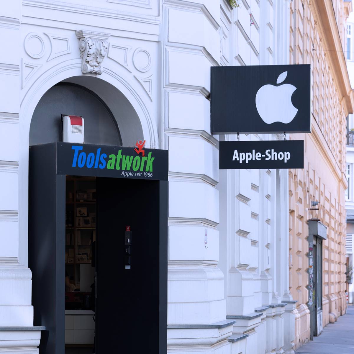 Der Eingang des Tools at Work Apple Shops in der Wiener Zirkusgasse 40