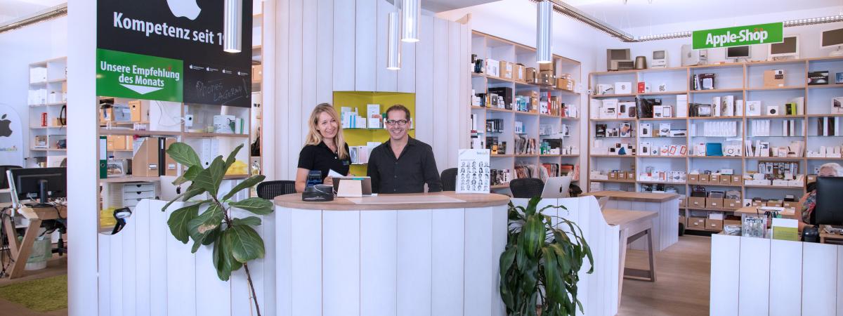 Zwei Mitglieder des Tools at Work Teams Apple Beratung & Verkauf: Barbara Eder und Georg Darwiche