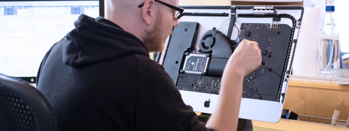 Nico Sieder, Tools at Work Spezialist Apple Service, bei der Reparatur eines Apple iMac