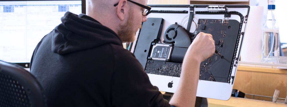 Nico Sieder, Tools at Work Spezilist Apple Service, bei der Reparatur eines Apple iMac