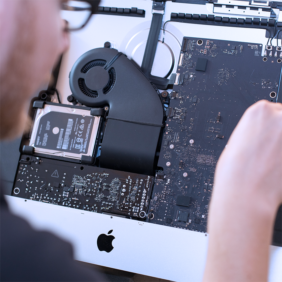 Ein defekter Apple iMac mit geöffnetem Gehäuse wird repariert