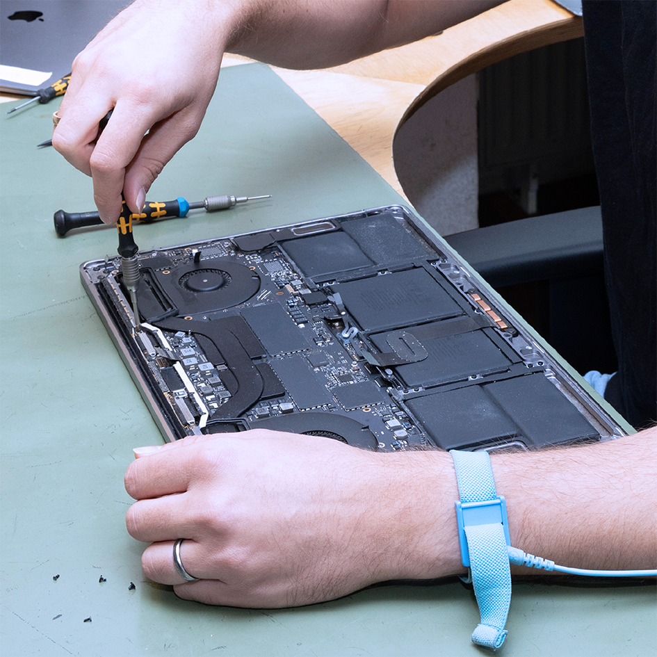 Die Reparatur eines Apple MacBooks mit geöffnetem Gehäuse