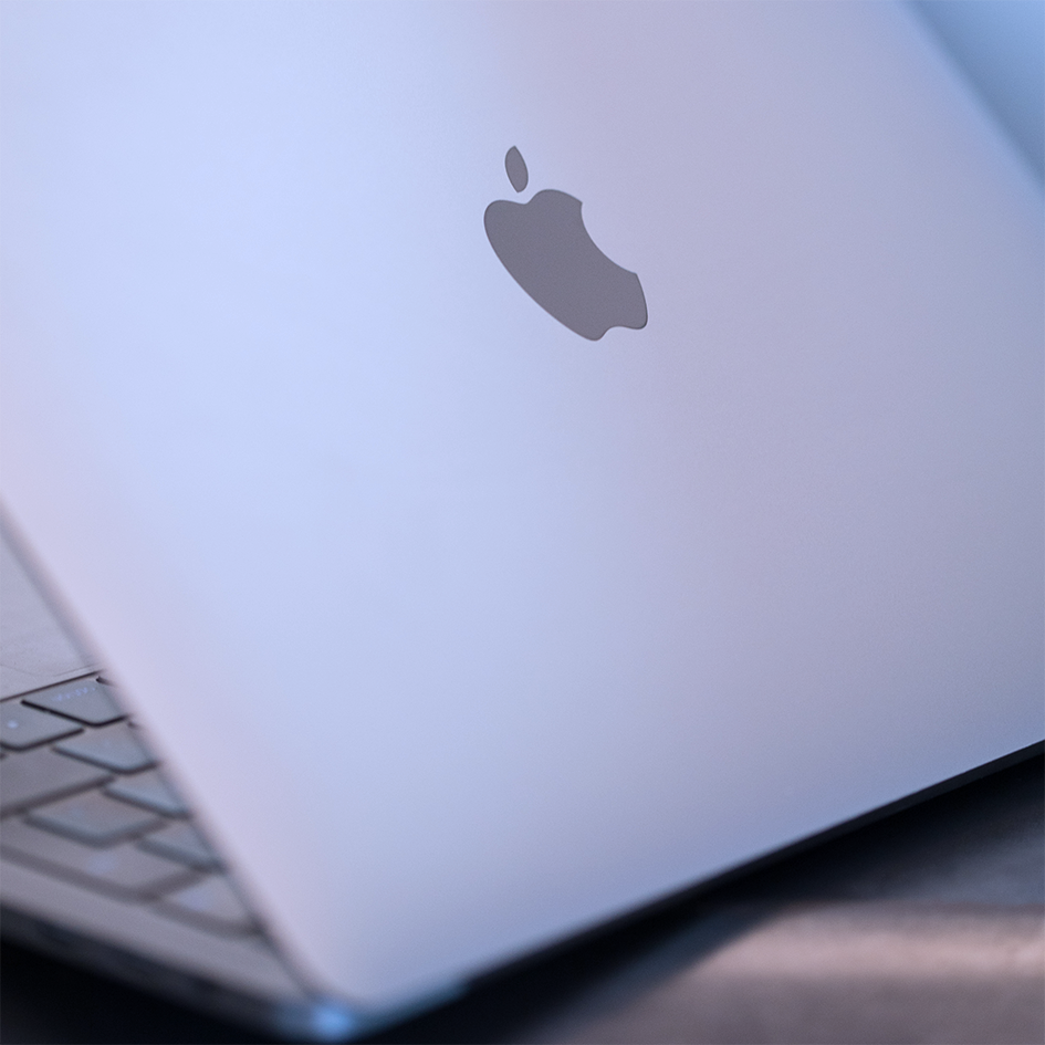 Der Ausschnitt eines Apple MacBooks