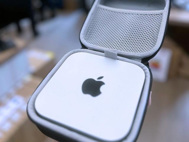 Der geöffnete Mac mini Koffer inklusive Gerät