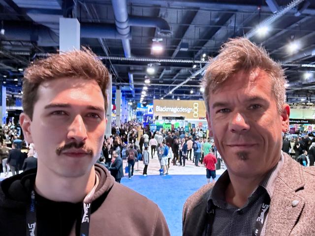 : Daniel Lugmayr, Tools at Work Spezialist Video/Audio, und Oliver Deutsch, Tools at Work Bereichsleiter Video/Audio auf der NAB Show in Las Vegas, im Hintergund Messestände und Besucher:innen