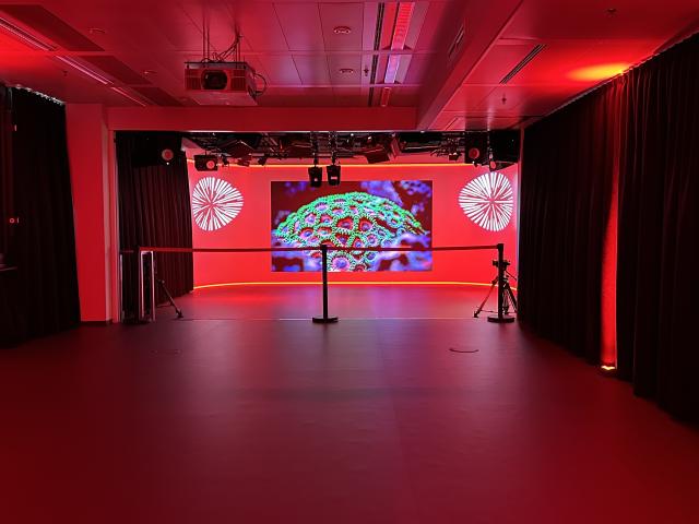 Der imposante LED Screen des Canon TV Studios, vom Zuschauerraum aus gesehen
