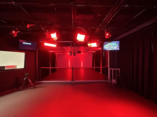 Die technische Ausstattung des Canon TV Studios mit Blick auf Regieraum und Zuschauerraum
